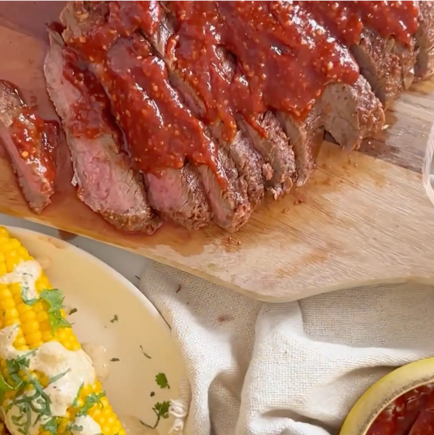 Барбекю сос Smokey Sally BBQ и фланк стек