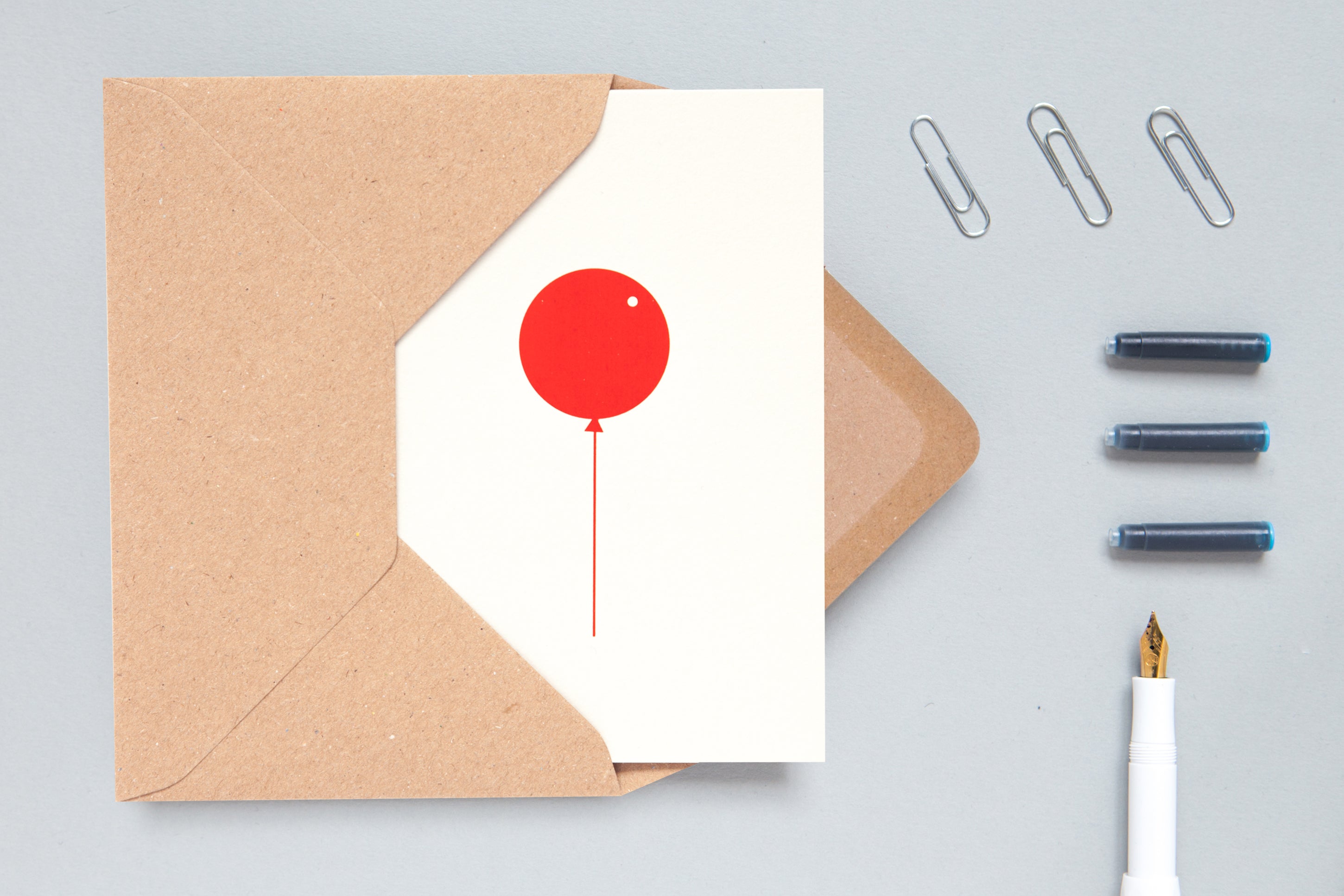 Картичка с червен балон